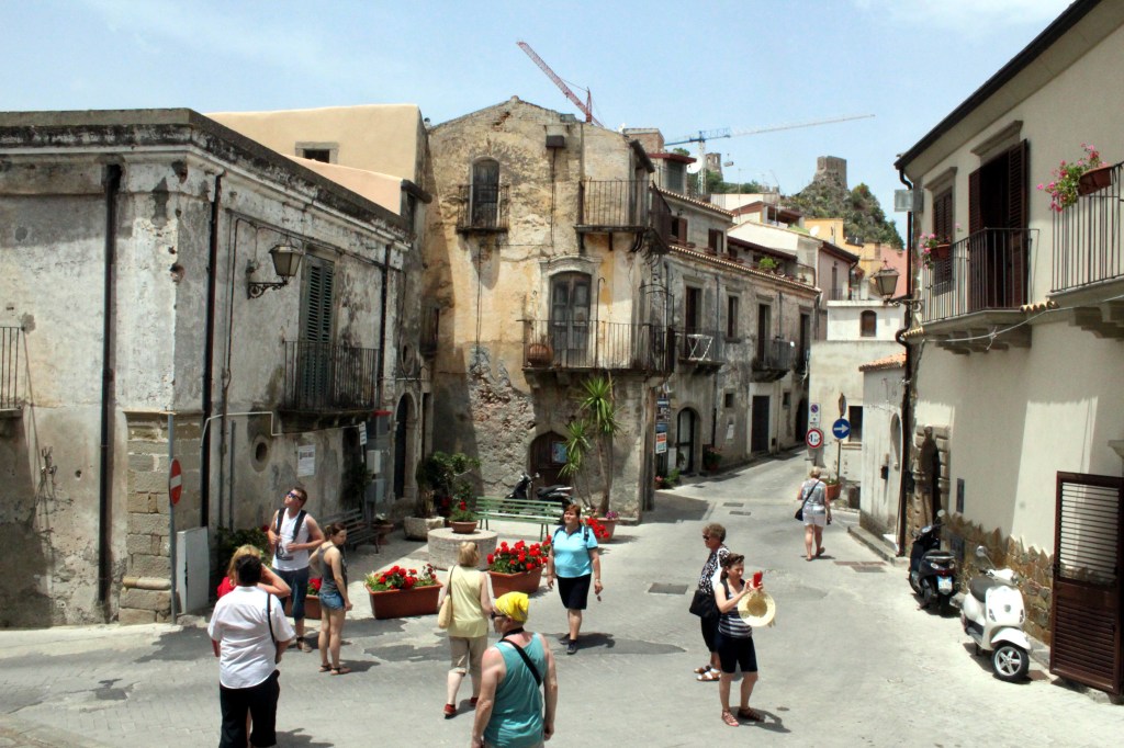 RYHMÄMME KUVAUSPAIKOILLA, KESKELLÄ OPPAAMME VIRPI