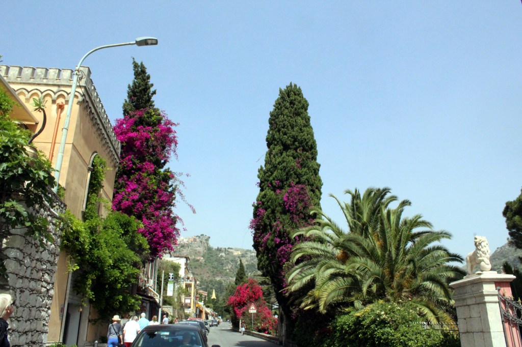 ENSIMMÄINEN VILKAISU TAORMINAAN