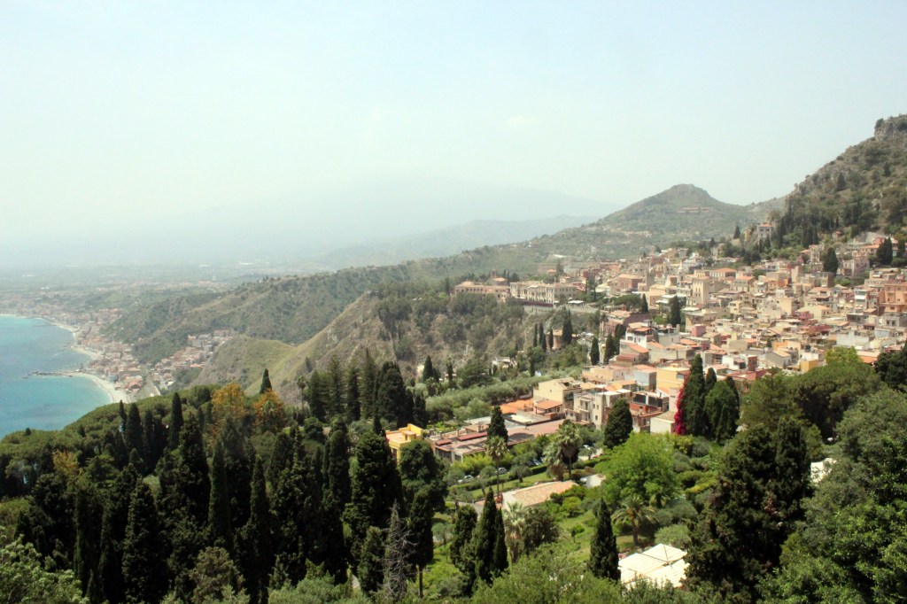 TAORMINA SIJAITSEE YLHÄÄLLÄ KUKKULALLA