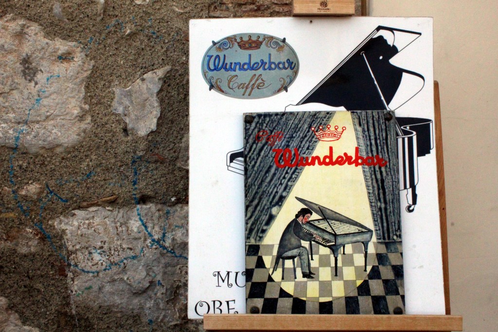 TÄSSÄ KAHVILASSA OVAT ISTUNEET GRETA GARBO JA ELISABET TAYLOR