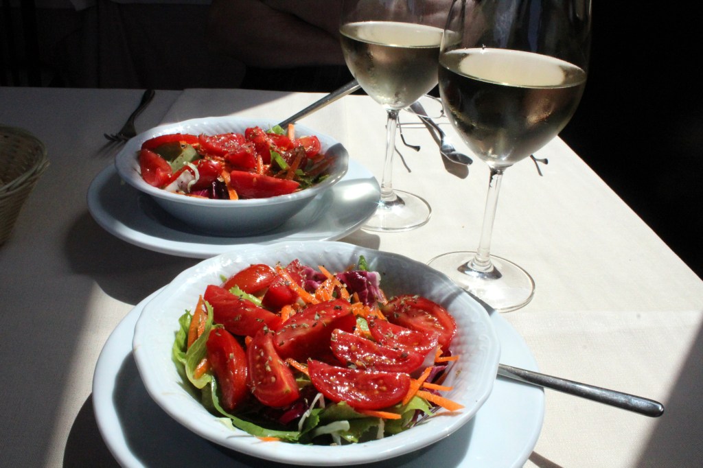 TOMAATTISALAATIT OLIVAT HERKKUA