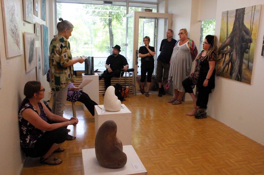 HÄMEENSANOMIEN TOIMITTAJA HAASTATTELEE RYHMÄ TINTORIA