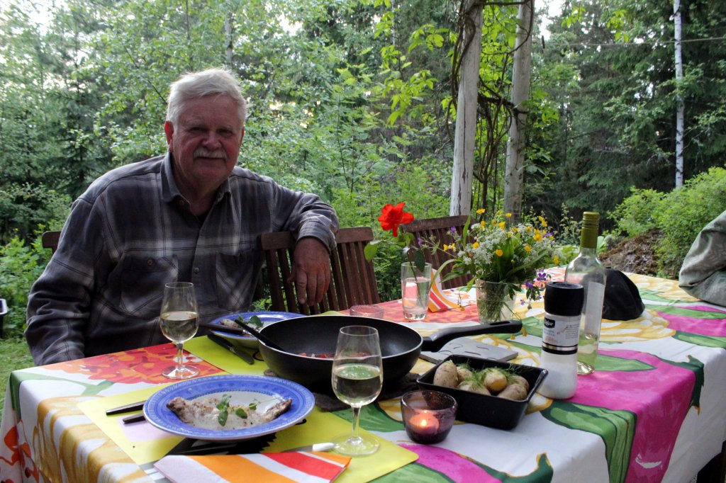 KYNTTILÄILLALLISELLA TARJOLLA VANAJAN KUHAA