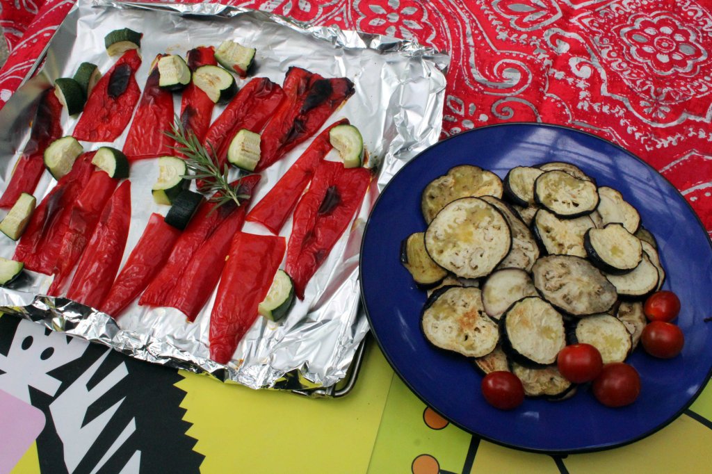 PAPRIKAT JA MUNAKOISOT PAAHTUIVAT KUUMASSA UUNISSA MAKEIKSI