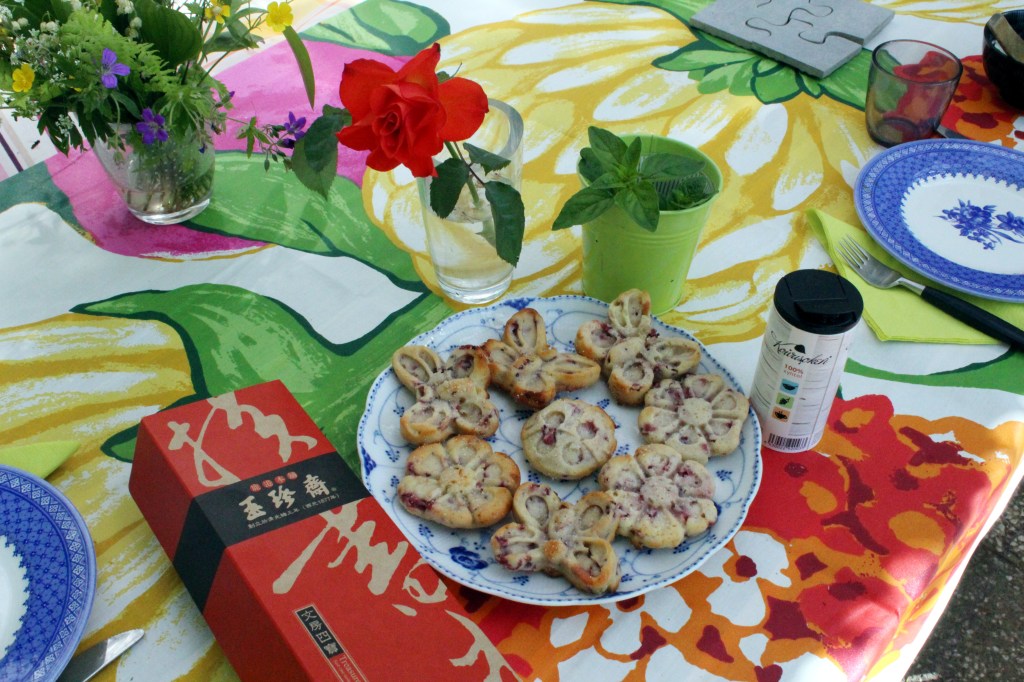 TAIWANIN TULIAISIA JA PUNAHERUKKAMUFFINEITA