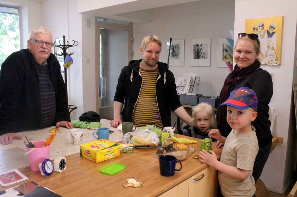 MIIKAN PERHE VÄLIPALALLA GRAFIIKANPAJALLA