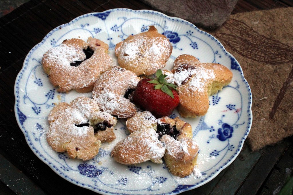 LEENAN MUSTIKKAKAKKUSIA