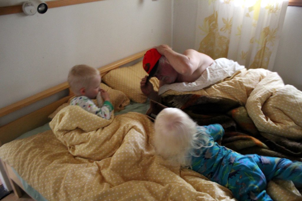 JUSSI SAI NIMIPÄIVÄLAHJAT SÄNKYYN