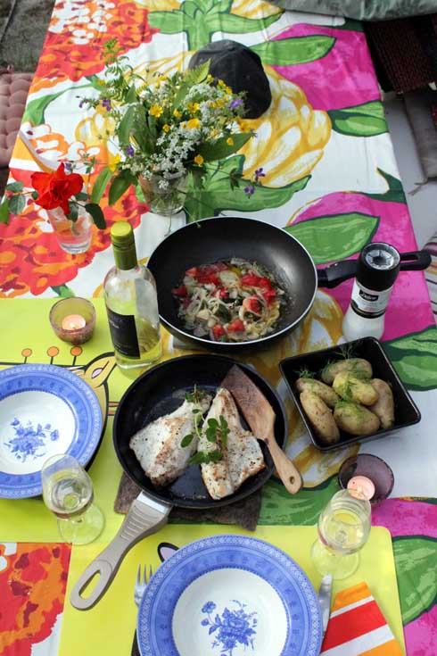 KYNTTILÄILLALLISELLA VANAJAN KUHAA, VARHAISPERUNOITA JA VOISSA HAUDUTETTUJA SIPULEITA JA TOMAATTEJA