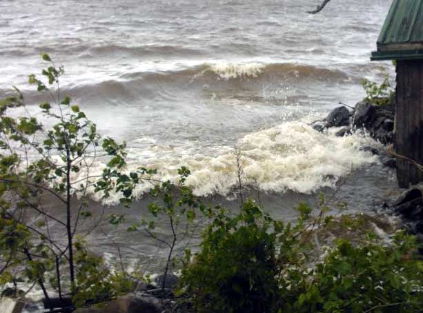 LUOTEISTUULI OSUI MÖKKIRANTAAN