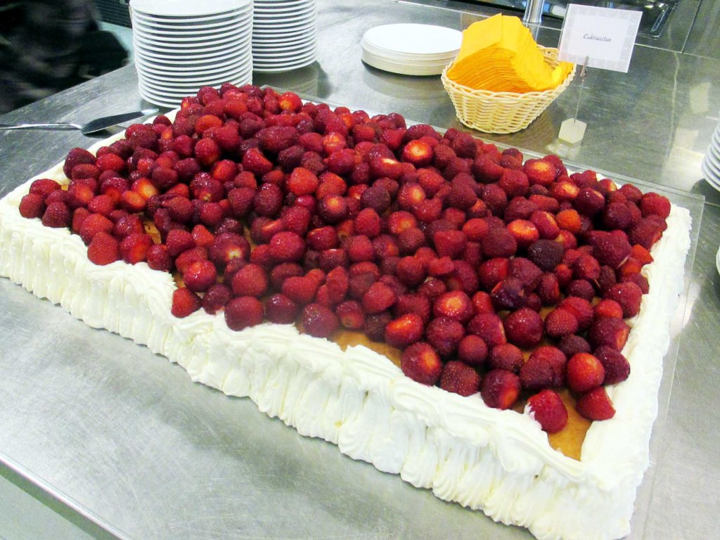 KESÄINEN MANSIKKAKAKKU MAISTUI