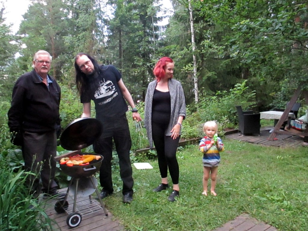 KESÄVIERAITA KESÄGRILLILLÄ