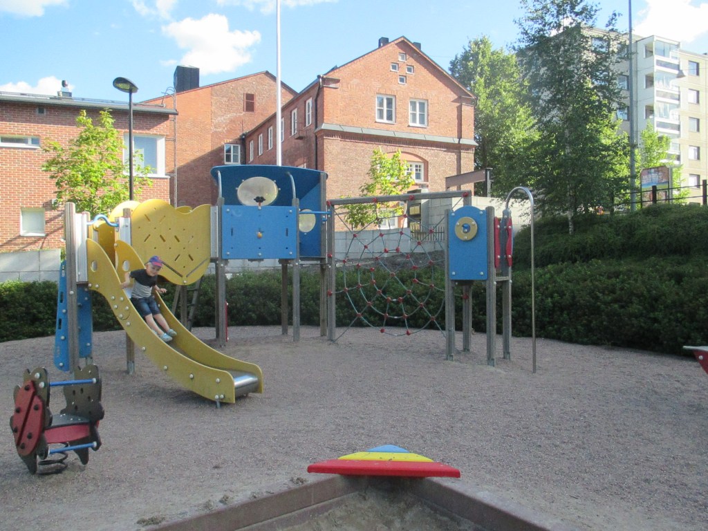 YSTÄVYYDEN PUISTON LEIKKIPAIKKA ON UUDEN KOTIMME VIERESSÄ