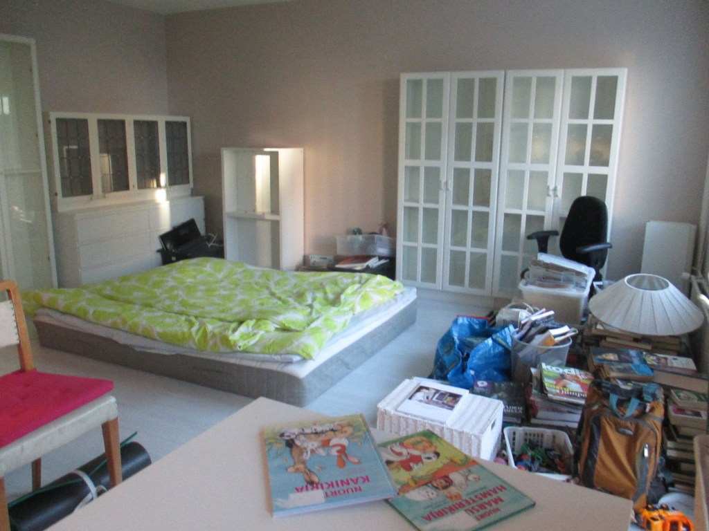 VIETIMME ENSIMMÄISEN YÖN UUDESSA KODISSAMME PATJALLA KESKELLÄ OLOHUONETTA