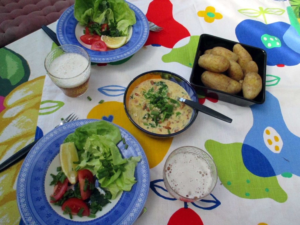 KESÄATERIALLA TARJOLLA KANTARELLIMUHENNOSTA JA PUIKULAPERUNOITA