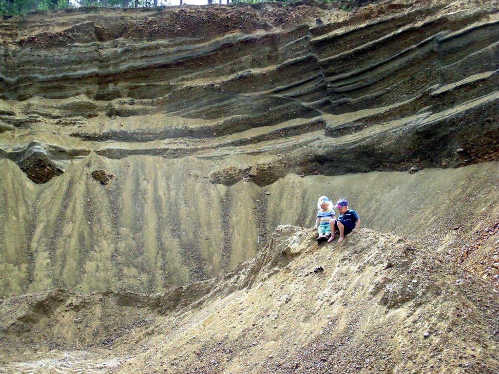 PIKKUPOJAT LASKIVAT PYLLYMÄKEÄ HIEKKAKUOPALLA