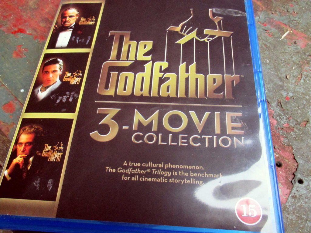 KUMMISETÄ -ELOKUVIA ON KOLME OSAA