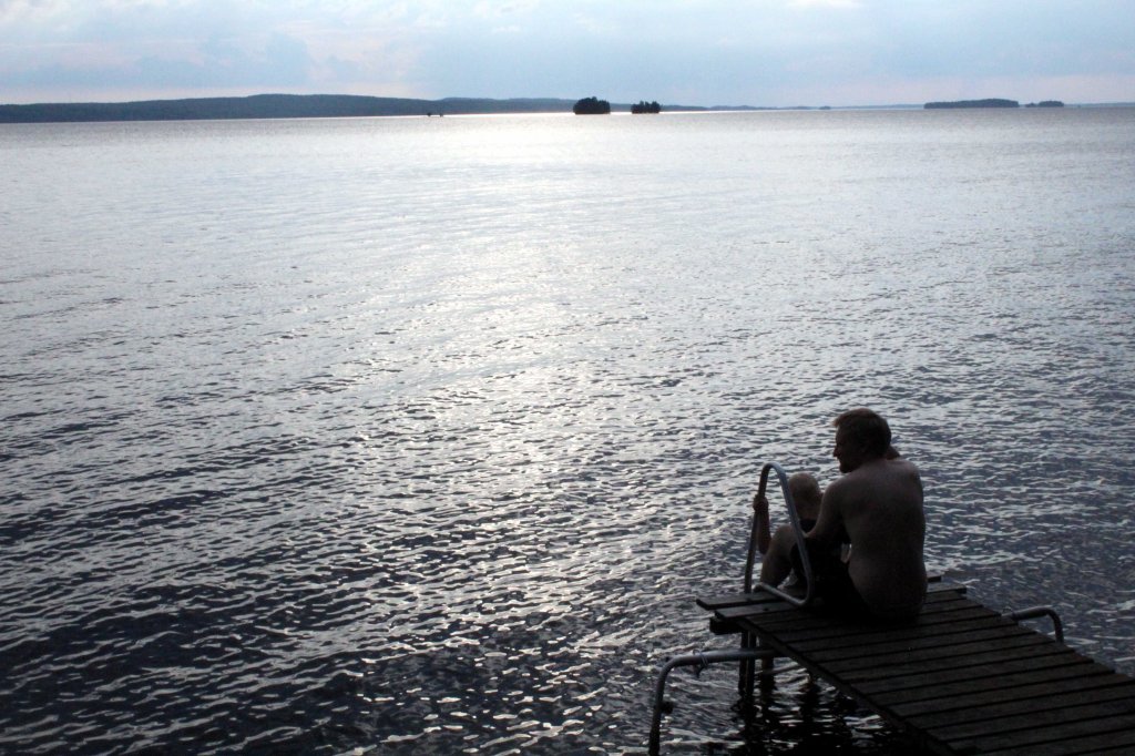 LAITURILLA OLI HYVÄ KASTELLA VARPAITA VETEEN
