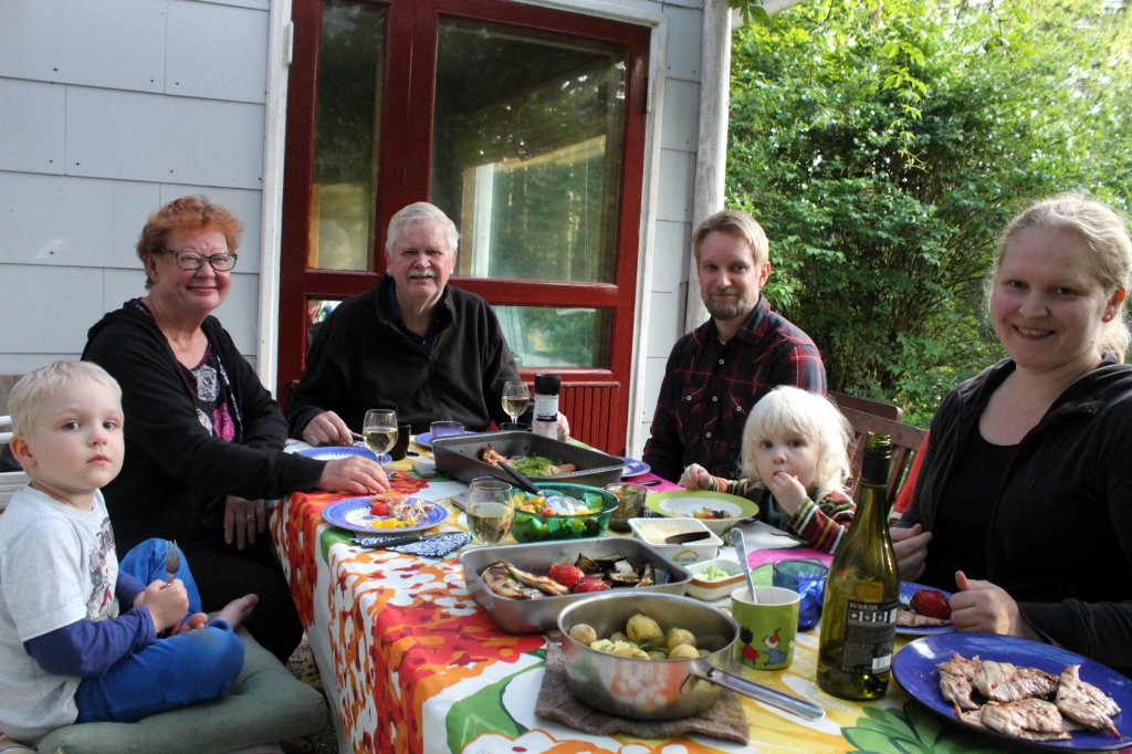 HÄÄPÄIVÄILLALLISELLA