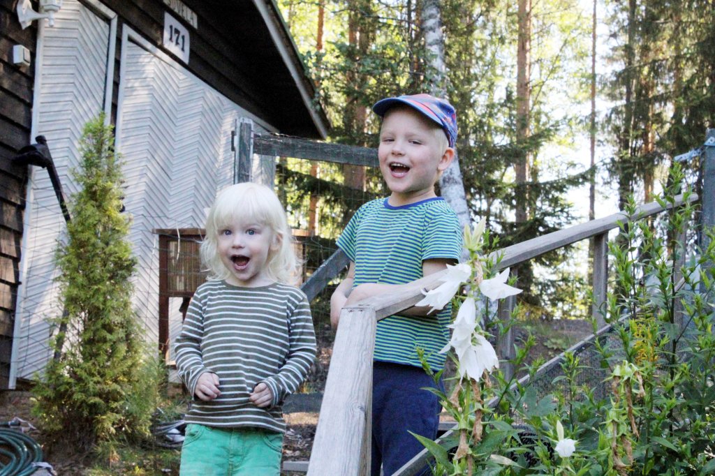 VISA JA OTSO TOIVOIVAT PUNAISTA MÖKKIÄ