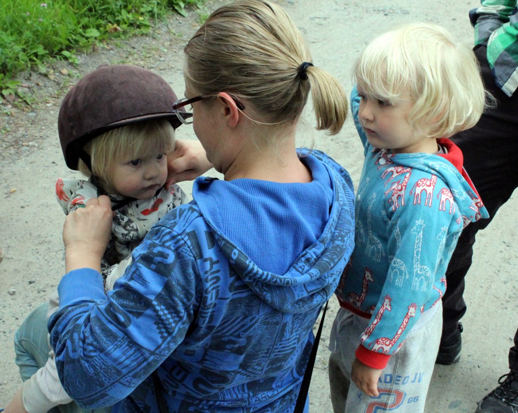 RATSASTAJAPOJAT MISKA 1V JA SAMU 3V