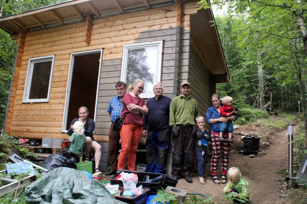 KESÄVIERAAT UUDEN VIERASMAJAN EDUSTALLA