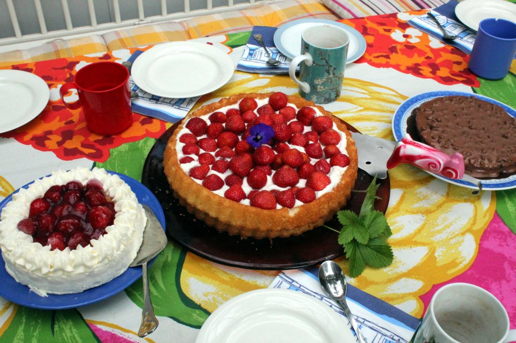 HEINÄKUISIA MANSIKKAKAKKUJA