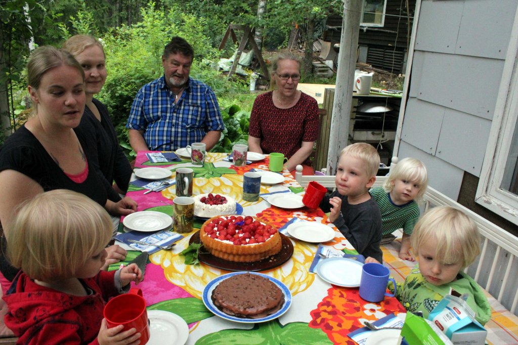 KESÄJUHLISSA TARJOLLA MANSIKKAKAKKUJA
