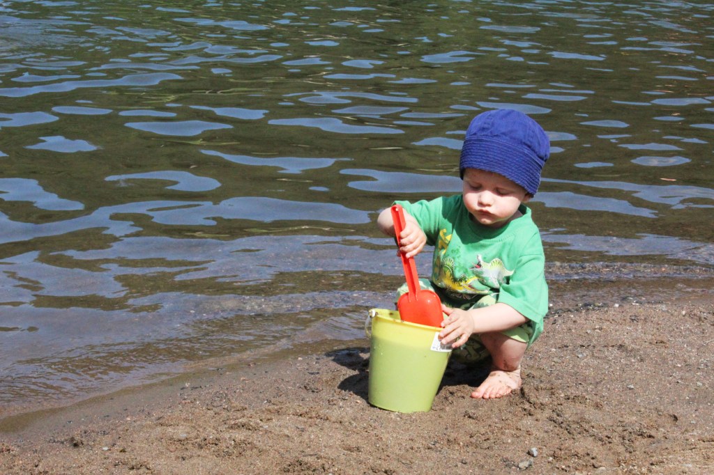 MISKA VIIHTYI RANTALEIKEISSÄ