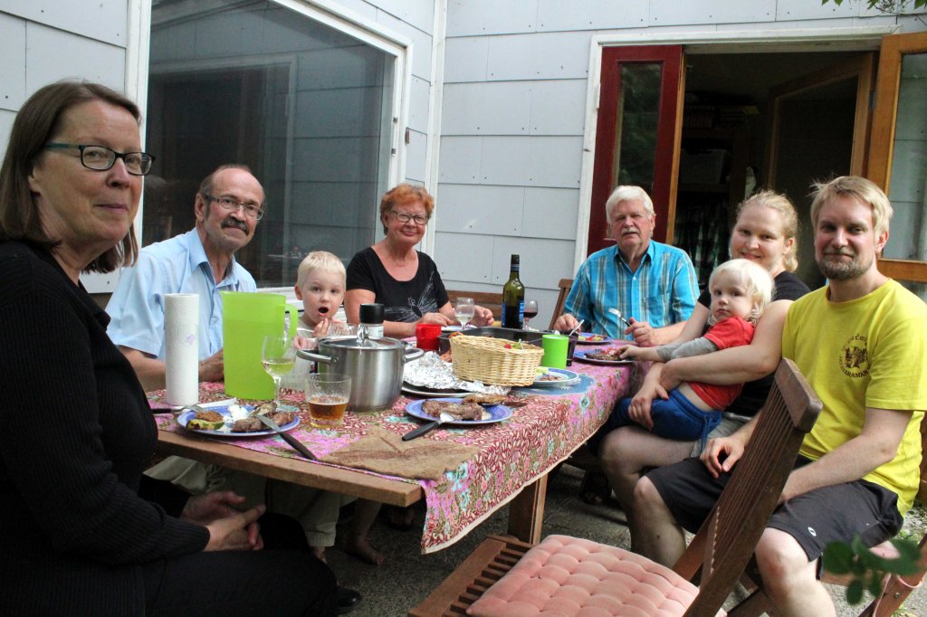 MÖKILLÄ GRILLIRUOKA MAISTUU