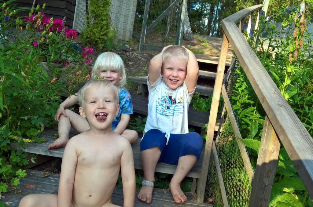 POIKASET IRROTTELIVAT