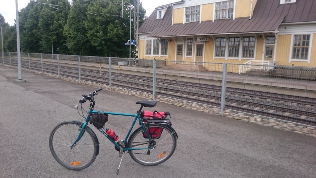 ERKKI NOSTI PYÖRÄNSÄ PAROLASSA JUNAAN