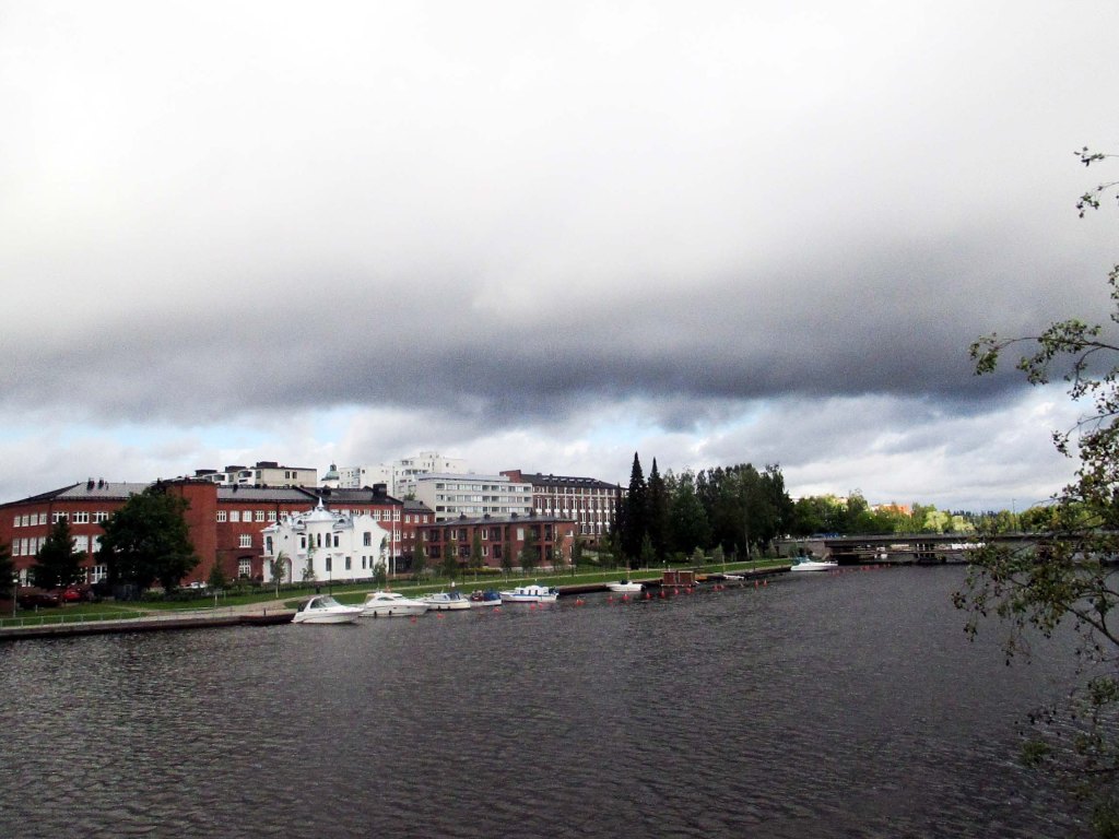 HÄMEENLINNASSA OLI SATEEN UHKA - UUSI KOTIMME KIRKONTORNIN VASEMMALLA PUOLELLA