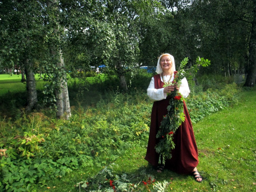 TIINA-KATRIINA KORISTELI KOJUMME PIHLAJANOKSILLA JA TUOREILLA MINTUNKUKILLA