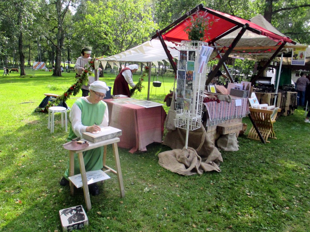 TORIKOJUSSAMME OLI PUNAINEN JA VALKOINEN KATE