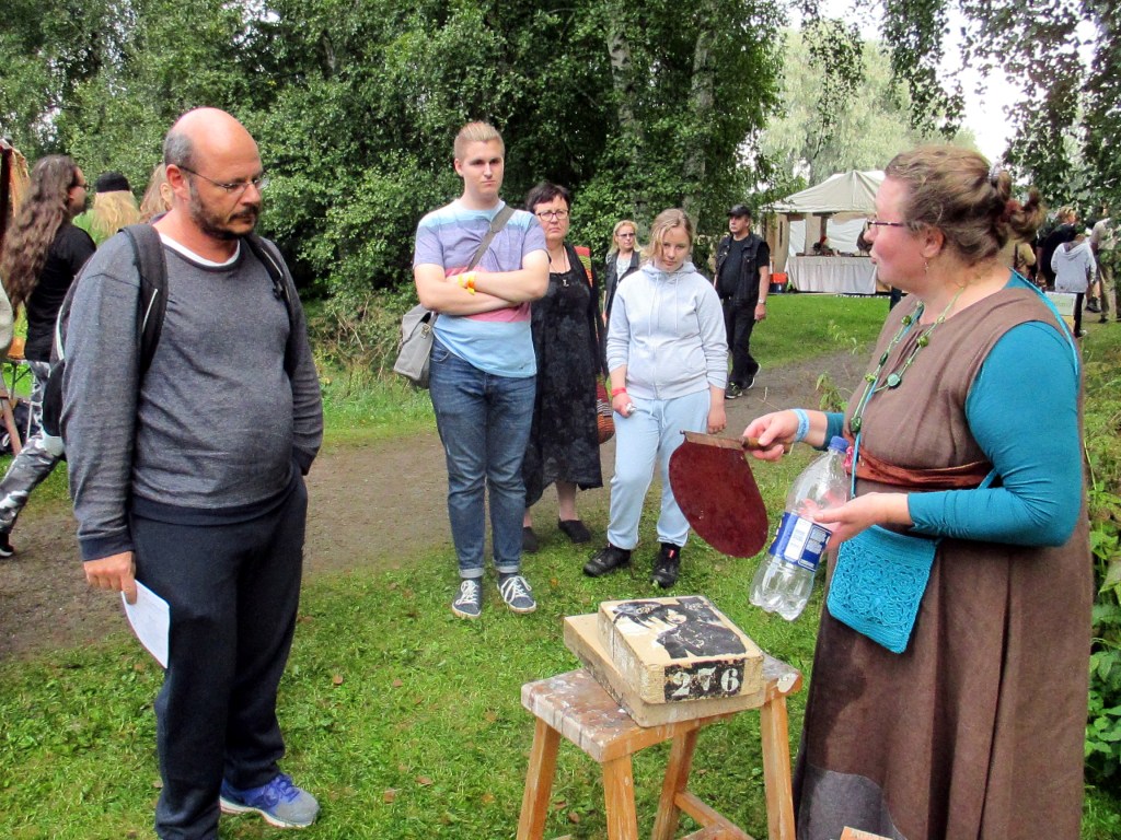 TYÖNÄYTÖS LITOGRAFIAKIVIEN PARISSA OLI TUSKAISTA