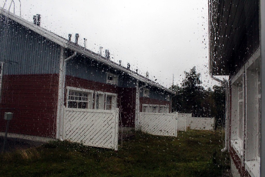 NÄKYMÄ MÖKKIMME IKKUNASTA UUTISTUNTURIN RIVITALOILLE