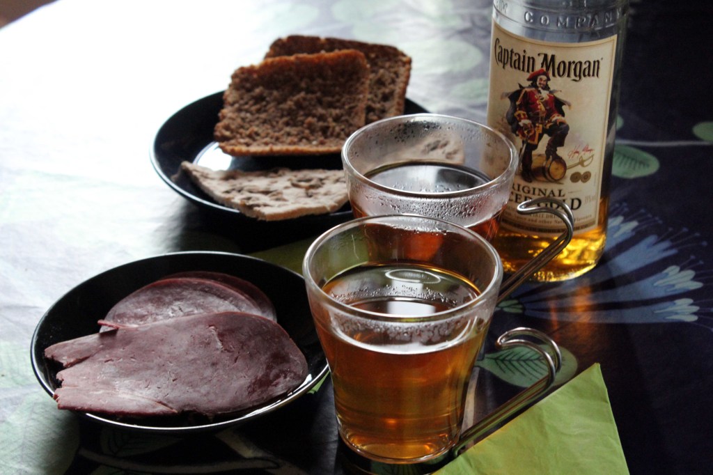 KUUMAA ROMMITEETÄ, POROA JA OHRARIEVÄÄ SEKÄ JYKERÖ-RUISLEIPÄÄ