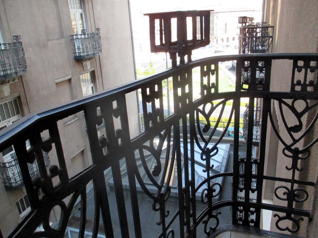 HOTELLIHUONEESSAMME ON KORISTEELLINEN PARVEKE