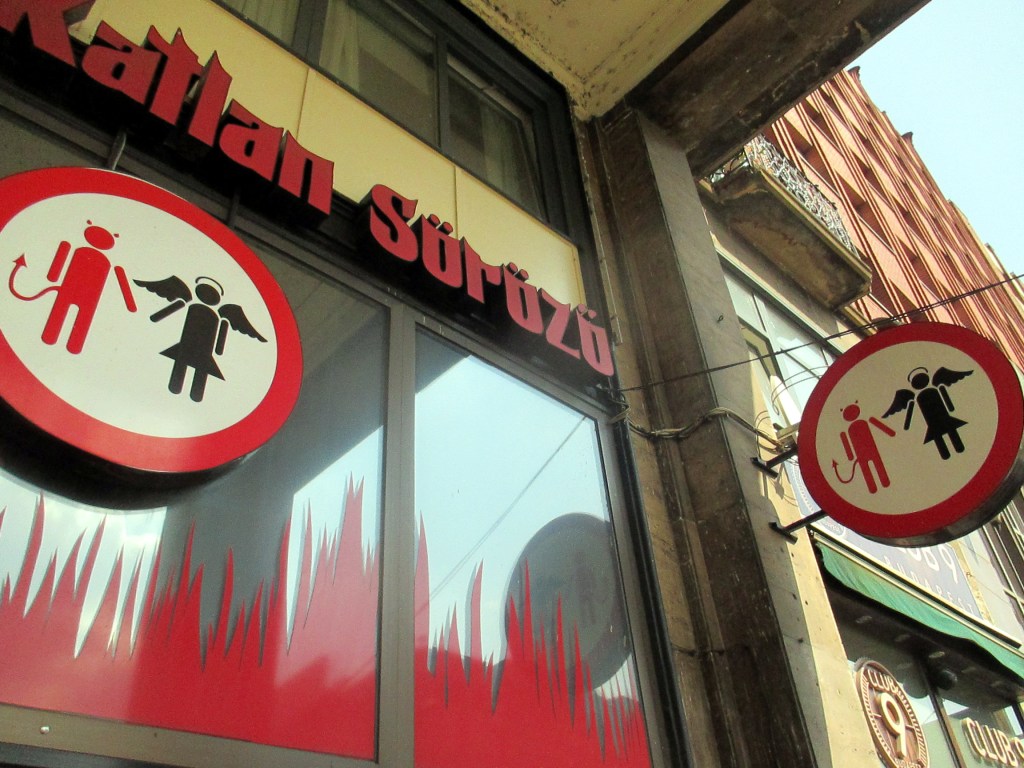 NÄMÄ KYLTIT PYSÄHDYTTIVÄT SEKÄ MEIDÄT ETTÄ NIEMISET