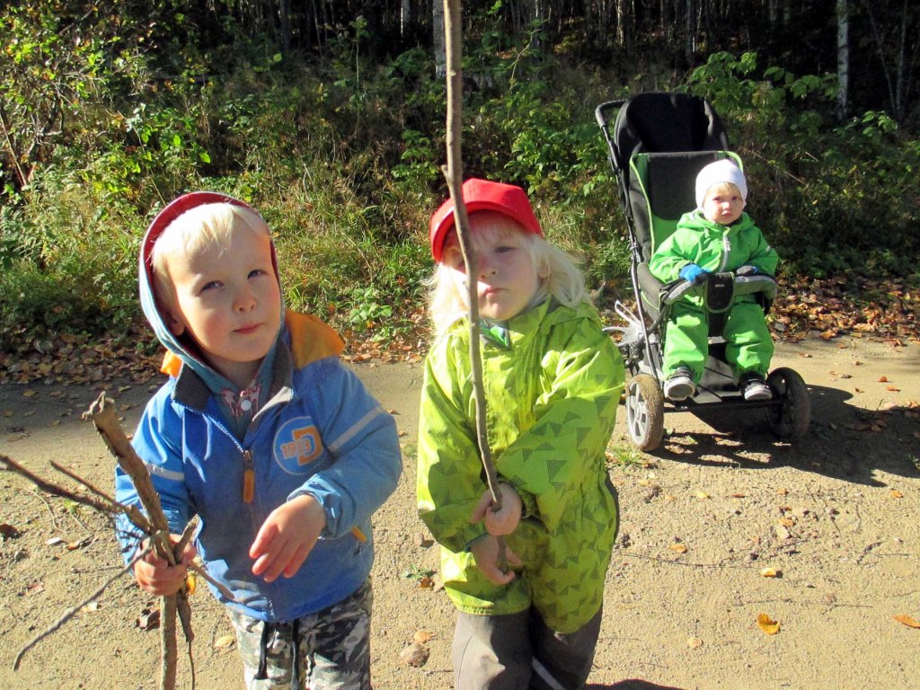 SAMU JA VISA KERÄSIVÄT KEPPEJÄ