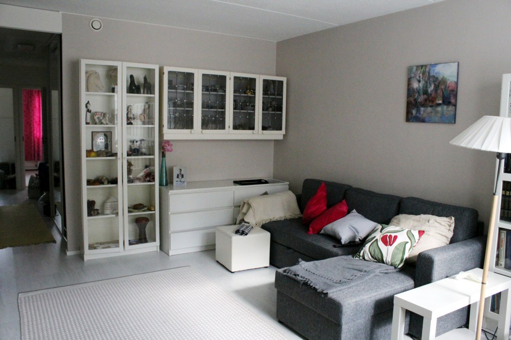 OLOHUONE, RUOKATILA JA KEITTIÖ OVAT KÄTEVÄSTI LÄHES YHTÄ TILAA