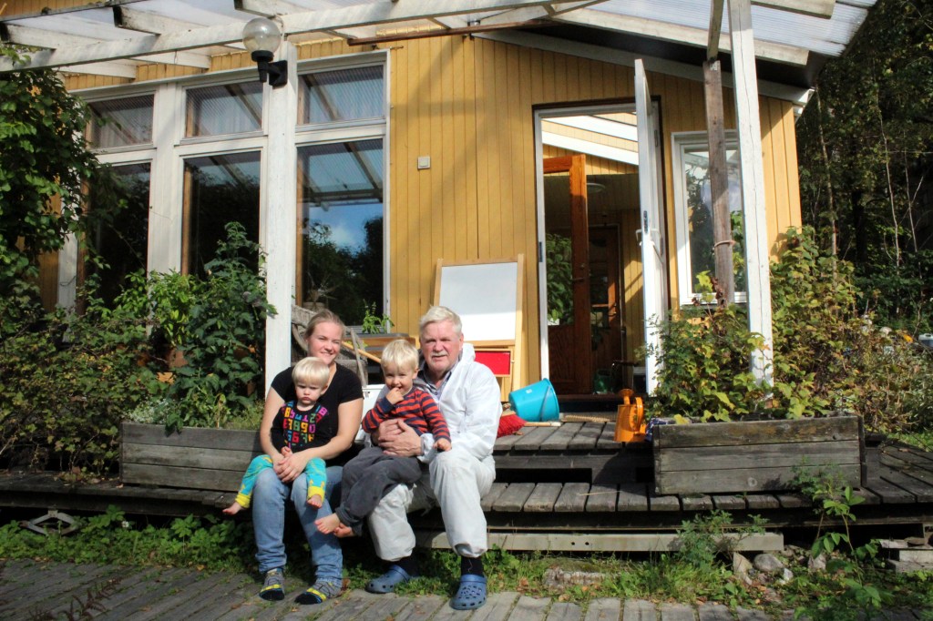 ANNA JA POJAT KAUKLAHDESSA