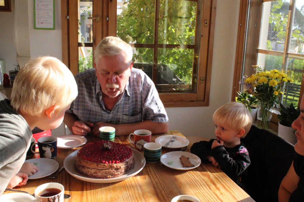 KYNTTILÄN PUHALLUS JÄNNITTI