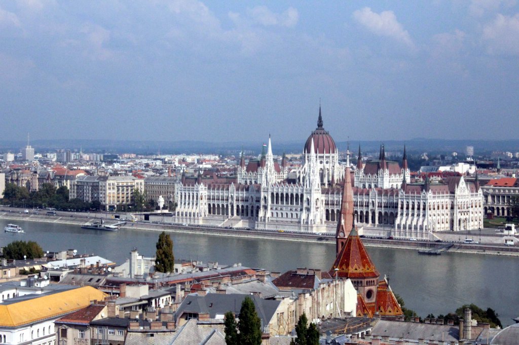 NÄKYMÄ TONAVAN YLI PESTIN PUOLELLE