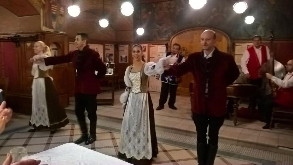 UNKARILAISIA KANSANTANSSEJA