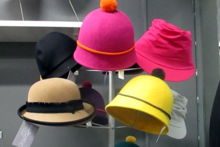 tuomelan martat hattuillassa