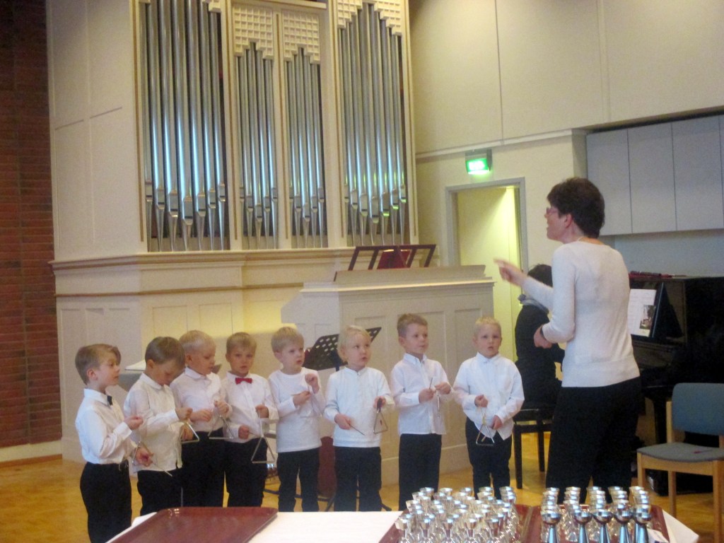 TRIANGELILAULU - OTSO OIKEALLA