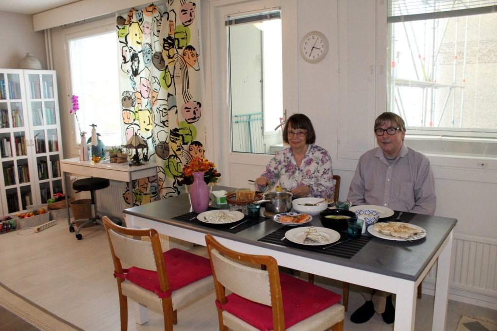 ENSIMMÄINEN VIERASKATTAUS UUDESSA KODISSA