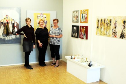 naisen naamio -näyttelyn ripustus oli&nbsp;taitolaji